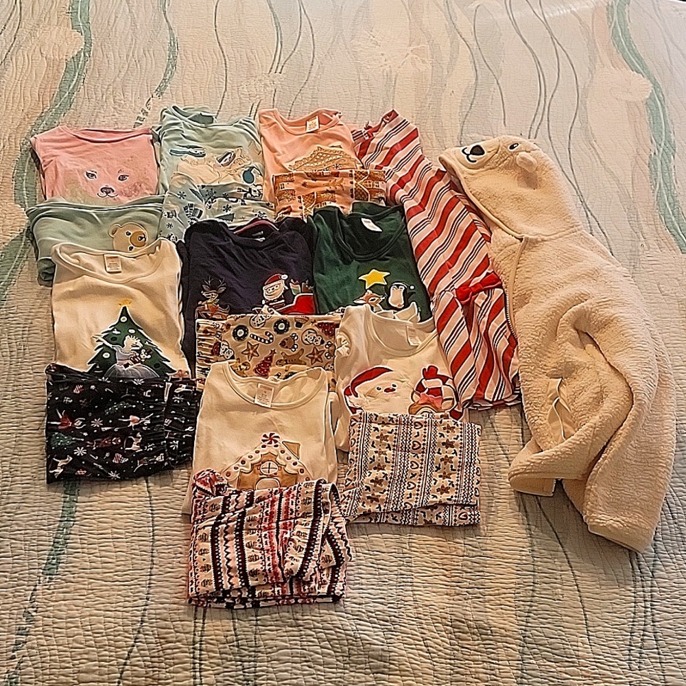 23 piece lot of matching Gymboree/OshKosh Christmas/Winter Outfits